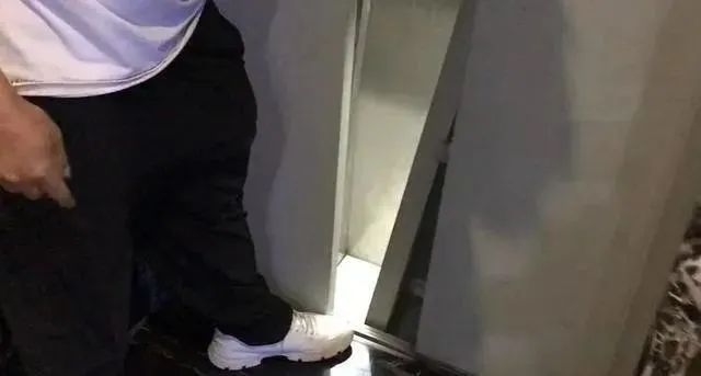 微信圖片_2.jpg 兩女子被困電梯獲救后，物管：兩萬維修費請付一下！  第2張